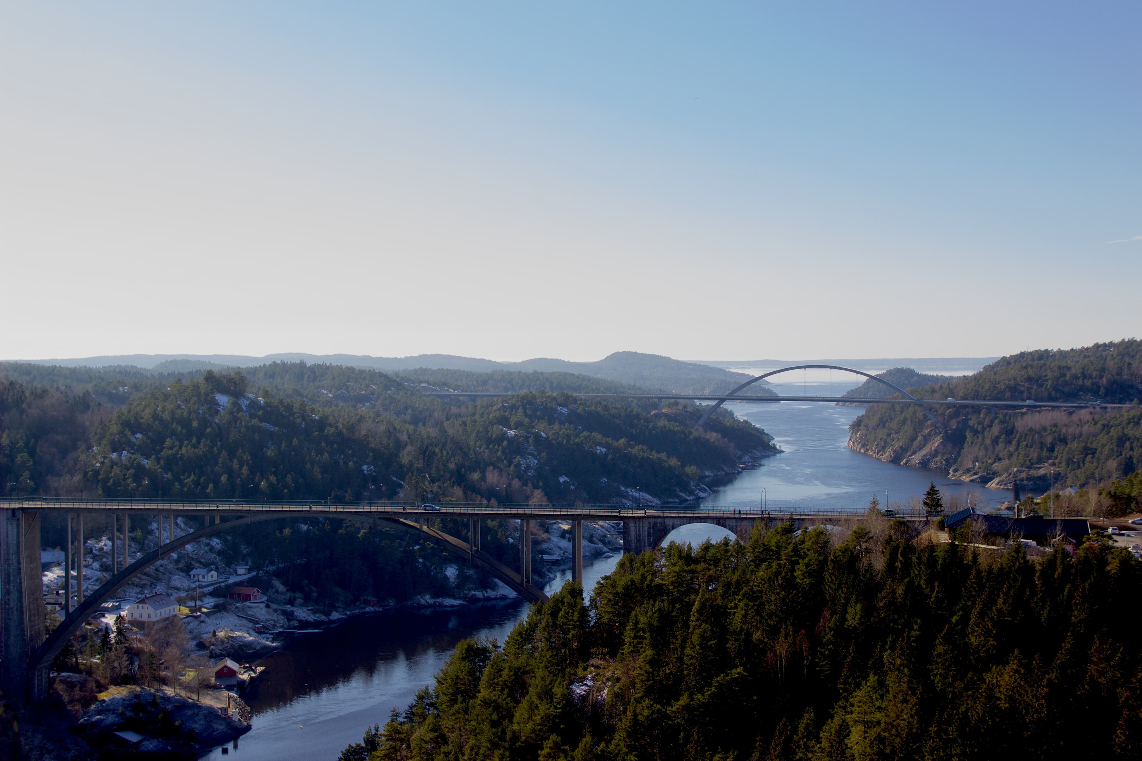 Svinesundsbrua over Iddefjorden, grensen mellom Norge og Sverige.